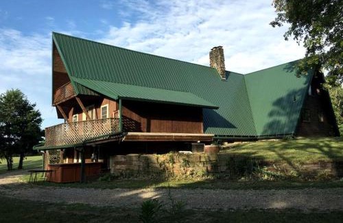 Nelsonville House | Impressive Cabin Rental with a Private Hot Tub in Nelsonville, Ohio
