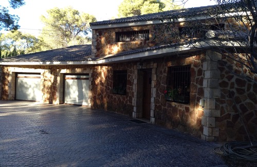 Sagunto Villa | Serene Chalet with Ocean View and Pool Near the Beach
