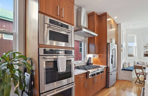 Blackshear-Prospect Hill House | Remarkable East Austin Retreat with Spa and Kitchen Amenities