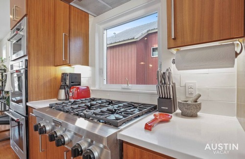 Blackshear-Prospect Hill House | Remarkable East Austin Retreat with Spa and Kitchen Amenities