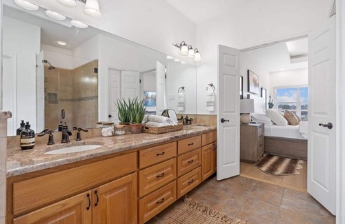 Lakeshore Ranch House | Lake View Mansion: Secluded Retreat with Family-Friendly Perks