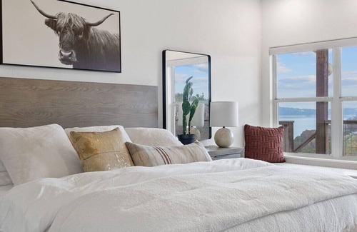 Lakeshore Ranch House | Lake View Mansion: Secluded Retreat with Family-Friendly Perks