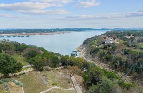 Lakeshore Ranch House | Lake View Mansion: Secluded Retreat with Family-Friendly Perks
