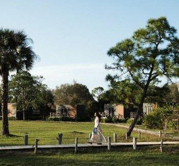 Clewiston House | Impressive Secldued Cabin in Belle Glade, Florida