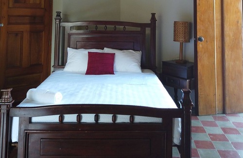 Granada House | Cozy Spanish Colonial Retreat in Granada Historical Center
