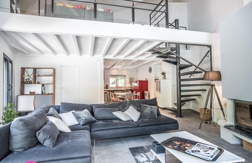 Pyla-sur-Mer Villa | Tranquil Architect-Designed Villa with Heated Pool & Ocean Views