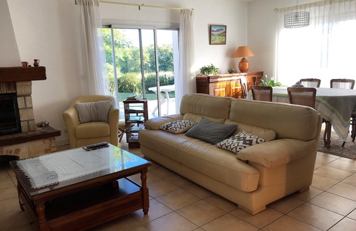 Ustaritz Villa | Idyllic Getaway: Oceanfront Holiday Home in Pays Basque