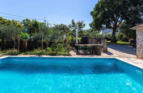 Gabonjin Apartment | Discover a Cozy Apartment with Pool in Central Krk