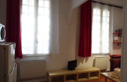 Old Town Apartment | Elegant Escape in Old Nice, Steps from the Sea & Market