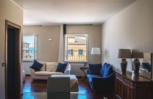 Lazise Old Town Apartment | Scenic IN PIAZZA Apartment with Family-Friendly Amenities
