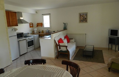 Mormoiron Cottage | Idyllic Stay in Provence Among Vineyards with Scenic Views
