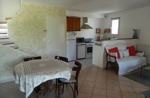 Mormoiron Cottage | Idyllic Stay in Provence Among Vineyards with Scenic Views