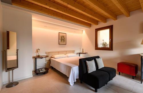 Marone Apartment | Idyllic Dependence in Riva al Lago with Oceanfront Views