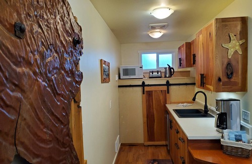 Telegraph Cove Cottage | Serene Retreat in Telegraph Cove with Oceanfront Views