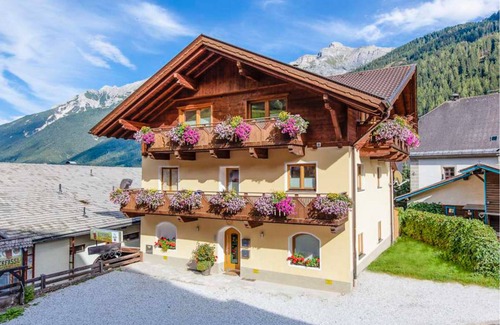 Neustift Im Stubaital Apartment | Central Neustift Penthouse with Pool and Lake View