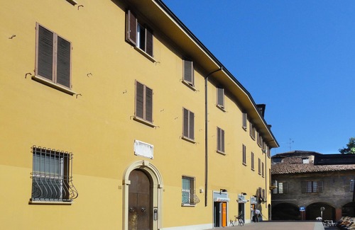 Historic Center Apartment | Discover Bologna: Elegant Antiques in Central Location