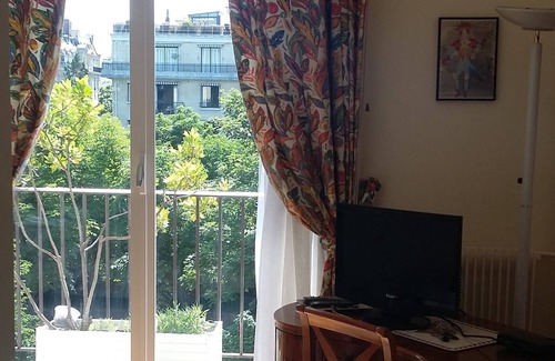 Neuilly-sur-Seine Hotel | Relax in Tranquil Green Spaces - Guest Rated 10/10
