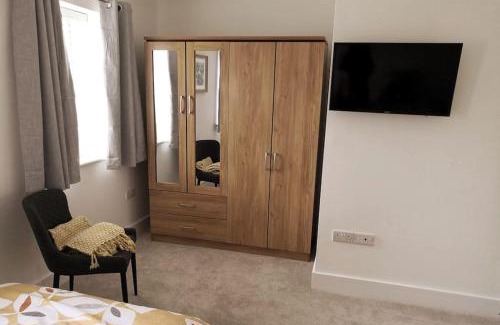 Donegal House | Tranquil Retreat: Eco-Friendly Stay Near Town with Hot Tub