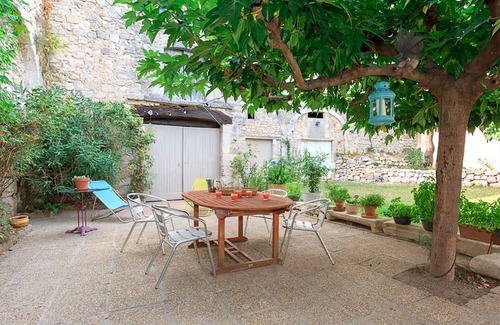 La Garde-Adhemar House | Embrace Relaxation at Château Courtyard in Drôme Provençale