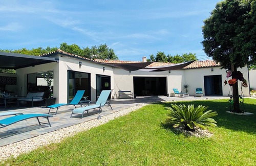Sainte-Cecile-les-Vignes House | Relaxing Retreat Under Oak Trees with Private Pool & Spa