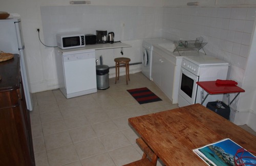 Cannes-et-Clairan Cottage | Discover Serenity in Scrubland & Vineyards with Scenic Views