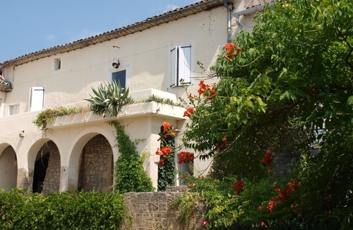 Cannes-et-Clairan Cottage | Discover Serenity in Scrubland & Vineyards with Scenic Views