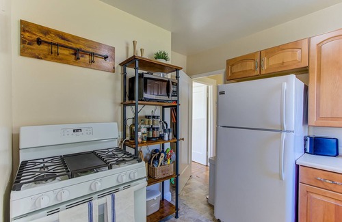 Upper Telegraph House | Central Berkeley Retreat: Family-Friendly 2BR with Breakfast