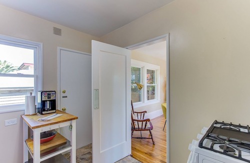 Upper Telegraph House | Central Berkeley Retreat: Family-Friendly 2BR with Breakfast