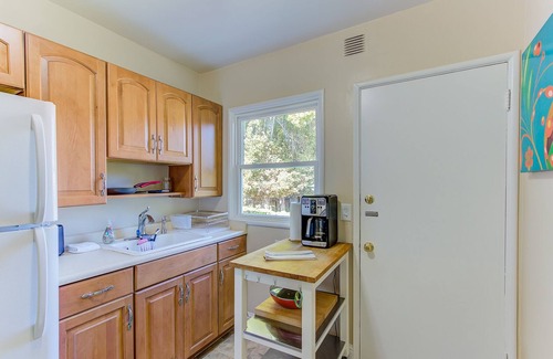 Upper Telegraph House | Central Berkeley Retreat: Family-Friendly 2BR with Breakfast