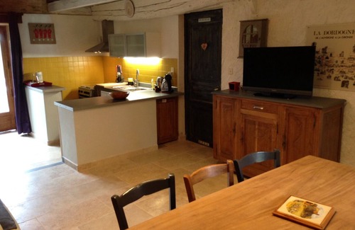 Saint-Genies Cottage | Charming Farmhouse in Black Périgord with Scenic Views
