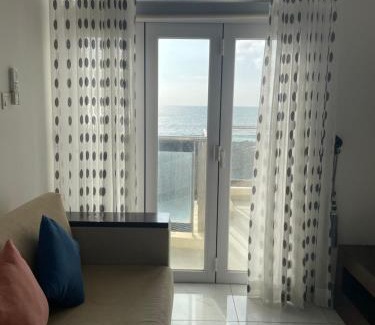 Kollupitiya Apartment | Central Colombo 2-Bedroom Apartment with Pool & Breakfast