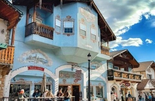 Leavenworth Apartment | In the heart of downtown - Front Street - Leavenworth's main shopping/dining street
