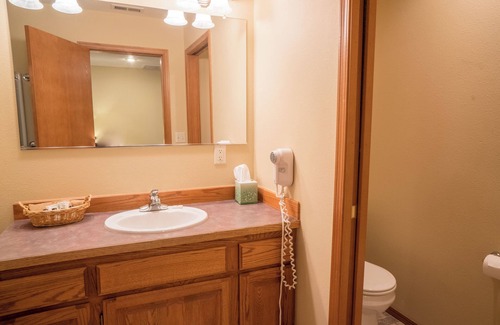 Leavenworth Apartment | In the heart of downtown - Front Street - Leavenworth's main shopping/dining street