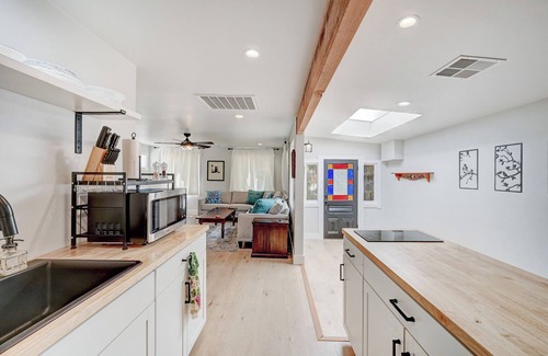 Murphys Cottage | Discover Downtown Murphys: Spa & Family-Friendly Stay