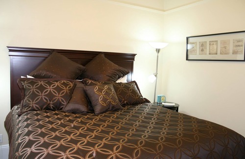 Elmwood House | Experience Elmwood: Prime Location with Pool & Spa Access