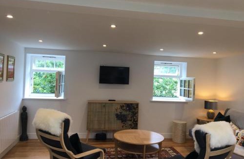 Glastonbury Apartment | Discover In the Heart of Glastonbury - Family-Friendly Stay