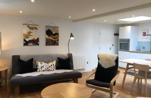 Glastonbury Apartment | Discover In the Heart of Glastonbury - Family-Friendly Stay