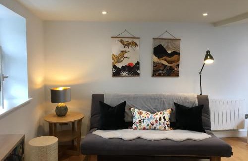 Glastonbury Apartment | Discover In the Heart of Glastonbury - Family-Friendly Stay