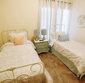 Ashley Oaks House | In the HEART of Knoxville3BR 2BA Sleeps 10