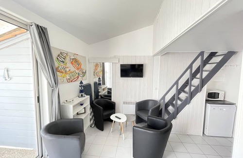 La Flotte House | Discover La Flotte: Cozy House with Private Patio & Parking