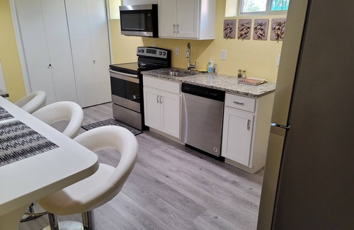 Kiteley House | Prime Location in Longmont ~ Kitchen Included & Guest Rated 9.8
