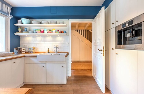 Nieblum House | Comfortable Getaway at The Kommandeur House for 5 Guests