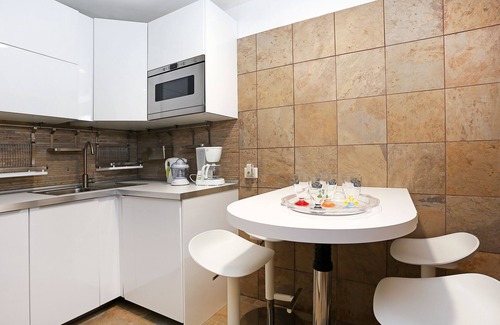 Rione VI Parione Apartment | Explore Rome: Walk to Monuments & Family-Friendly Amenities