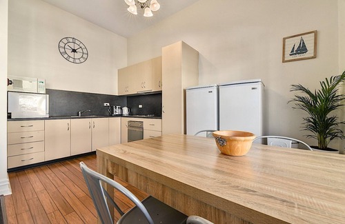 Launceston CBD Apartment | Central City Retreat: Child-Friendly & Highly Rated Stay