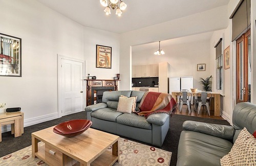 Launceston CBD Apartment | Central City Retreat: Child-Friendly & Highly Rated Stay