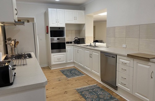 Tanunda House | Discover the Barossa Valley: 5-Bedroom Retreat with Spa