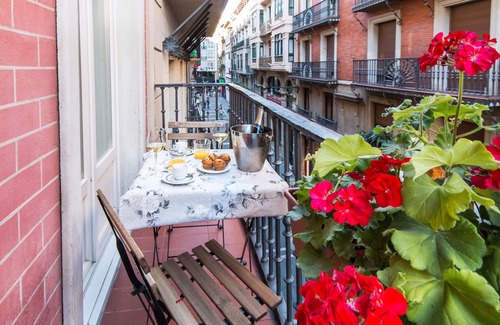 Pamplona City Centre Apartment | Prime City Location with Pet-Friendly Amenities Awaiting You