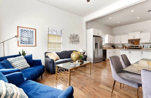 Alta Vista House | Prime Location Near Alamo & Pearl with Family-Friendly Amenities