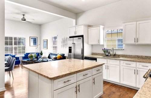 Alta Vista House | Prime Location Near Alamo & Pearl with Family-Friendly Amenities
