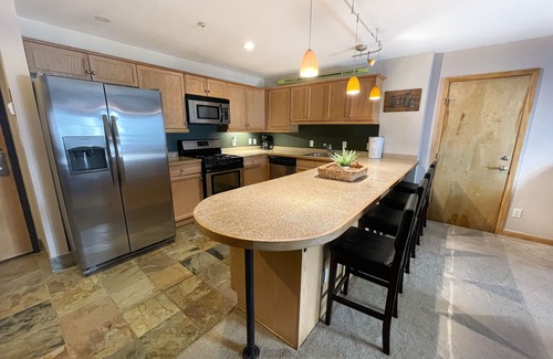 Taos Ski Valley Condo | Prime Location in Taos Ski Valley with Pool and Breakfast
